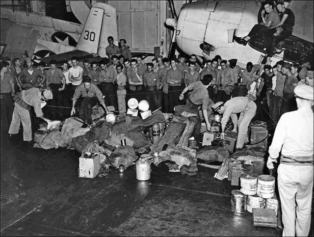 Немецкая подлодка на буксире у американского авианосца. Захват U-505