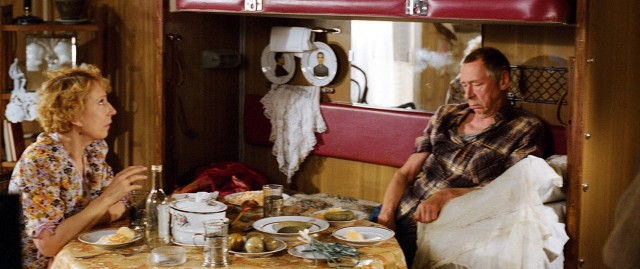 Кто-то очень любит бухать в купе)))