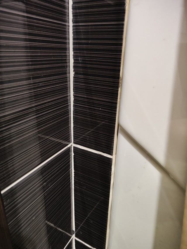 Чем расстояние между стеной и ванной заделать?