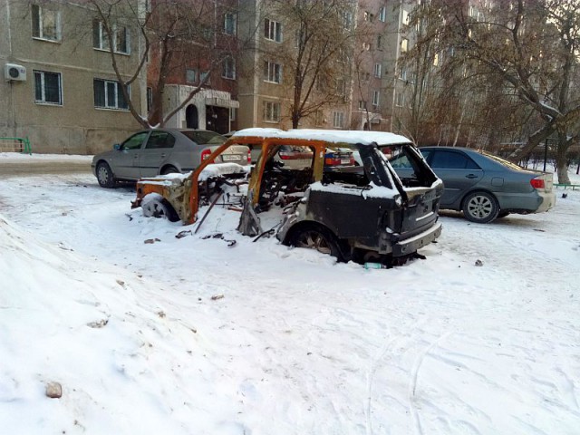 Новый способ "застолбить" машине место во дворе. Теперь с помощью шин