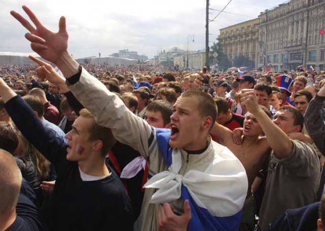 Погромы в центре Москвы во время ЧМ-2002. Почему жгли машины и били милицию?