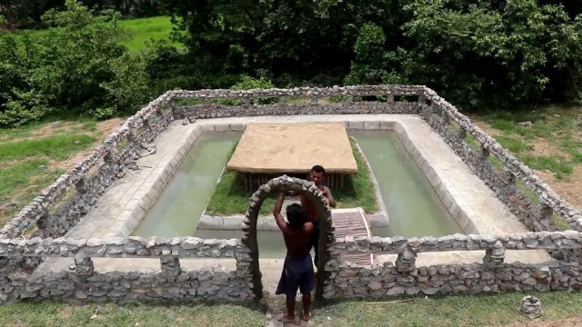 Два камбоджийца построили домик с бассейном всего за две недели, используя подручные материалы