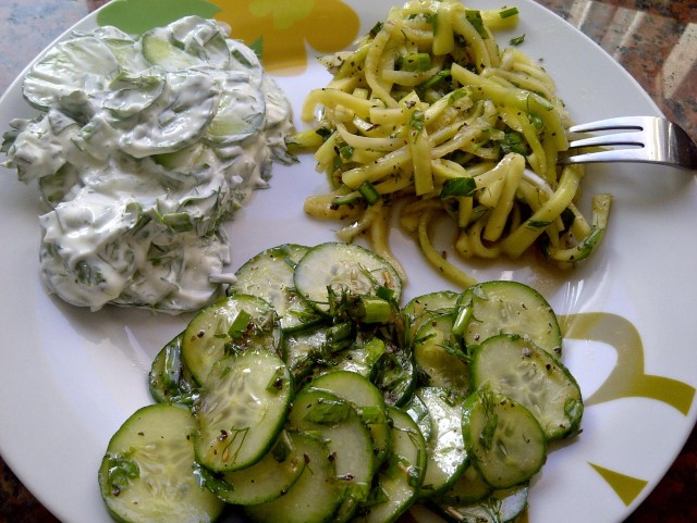 Пикантный салат из кабачков.