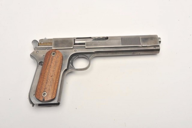 Первый в ряду "Кольтов": Colt M1900