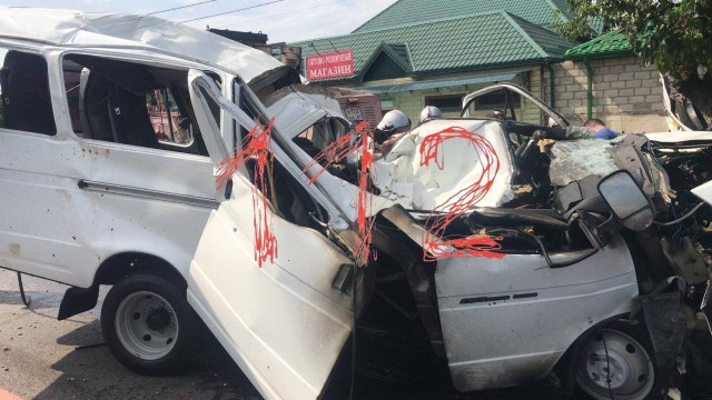 Момент смертельного ДТП с участием племянника депутата Госдумы в Кабардино-Балкарии. В результате аварии погибли три пассажира автобуса.