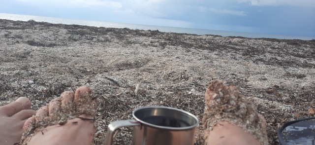 На пляжах Анапы закончились не только лежачие, но и сидячие места. Загорать там можно только стоя