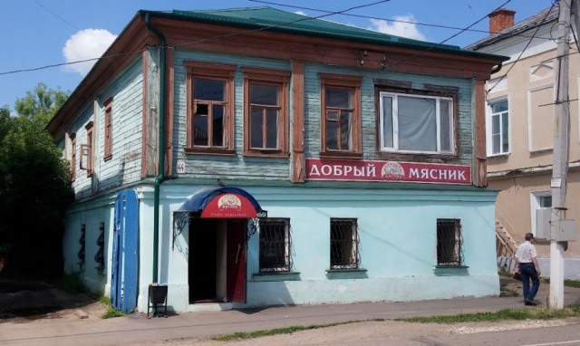 Плакат «Своих не бросаем» над мясной лавкой возмутил жителей Тамбова