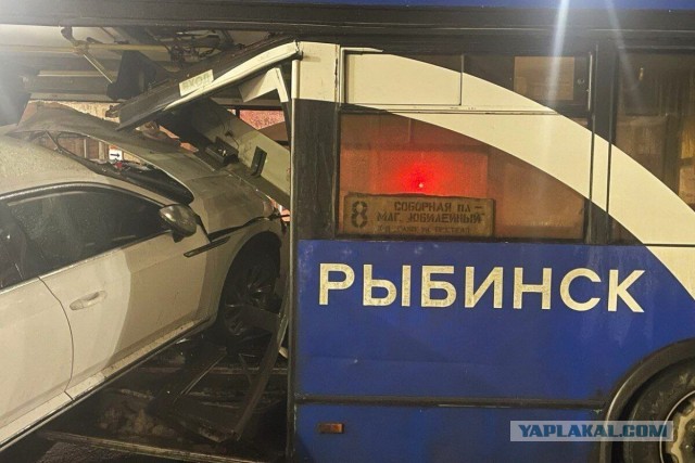 Легковушка влетела в салон пассажирского автобуса