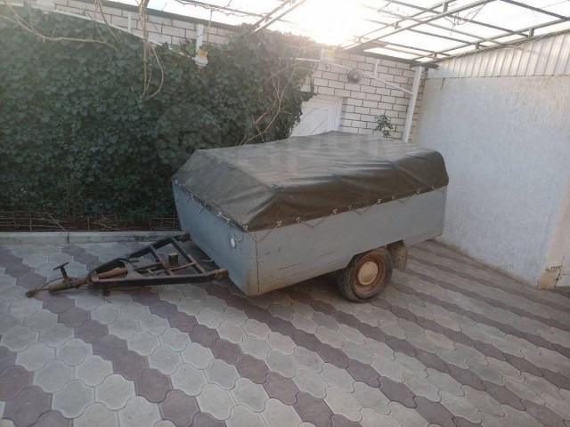 Учится ездить с прицепом.