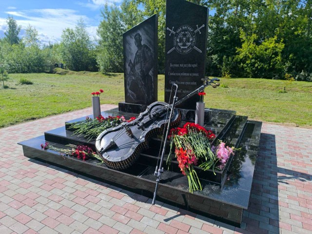 Мемориал, построенный волонтёрами на свои средства.