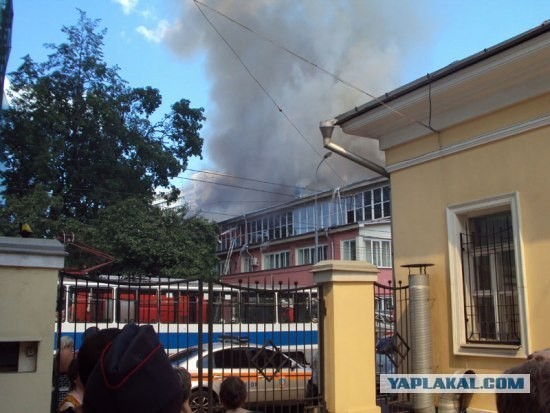 Горит Центр Гробаря на ул. Радио, Москва