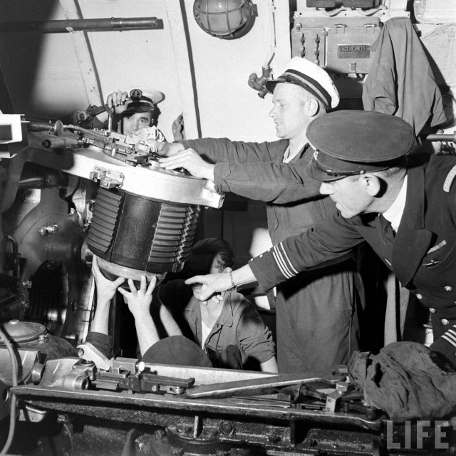 " Веселый Роджер" над субмариной