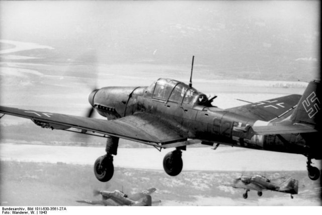 Редкий кадр! Гибель пикирующего бомбардировщика Ju-87
