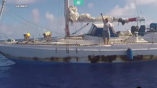 ВМС США спасли двух женщин и двух собак, дрейфовавших 5 месяцев на яхте в океане