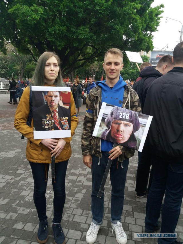 Небратья глумятся