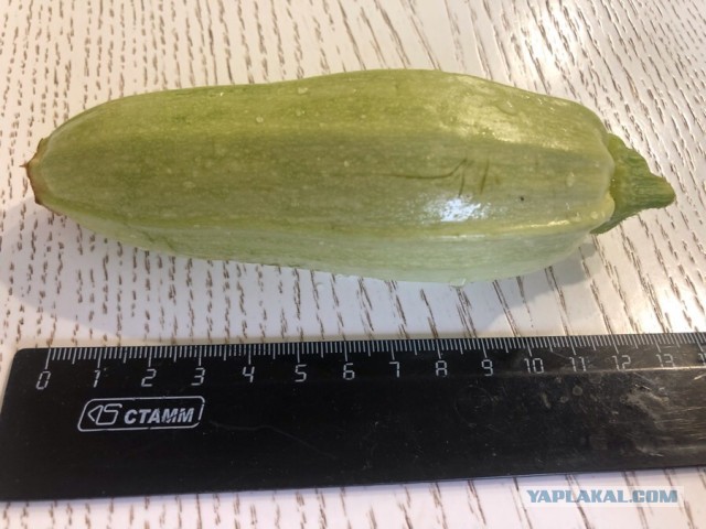 Пикантный салат из кабачков.