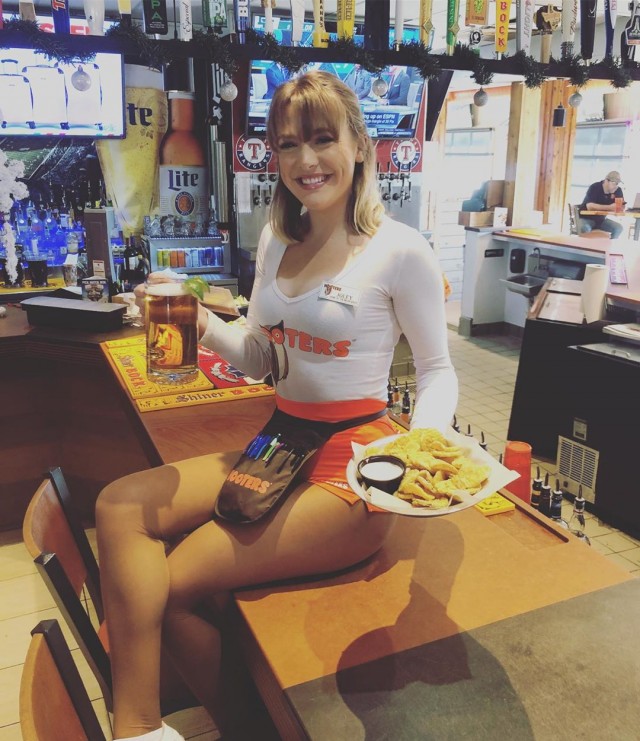 Сексуальные официантки Hooters