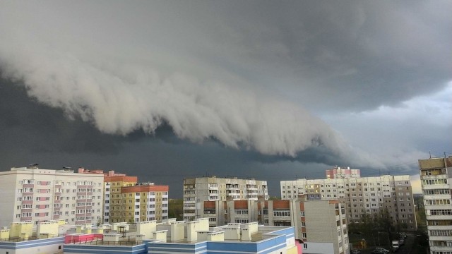 Нет, это не апокалипсис - это кадры сегодняшней грозы в Череповце