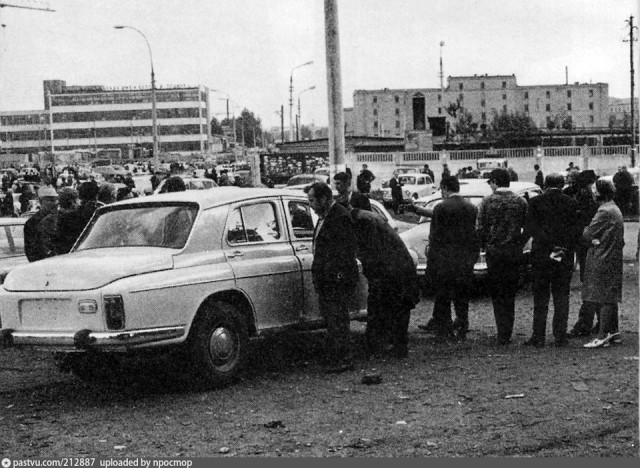 Как покупали машины в СССР? Авторынок "Южный порт", 60-е — 90-е годы