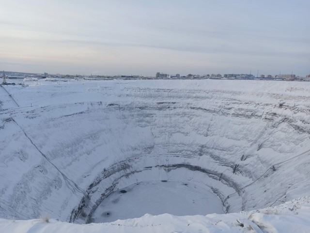 Какое несчастье вынудило рабочих прекратить добычу алмазов на карьере «Мир» в Якутии