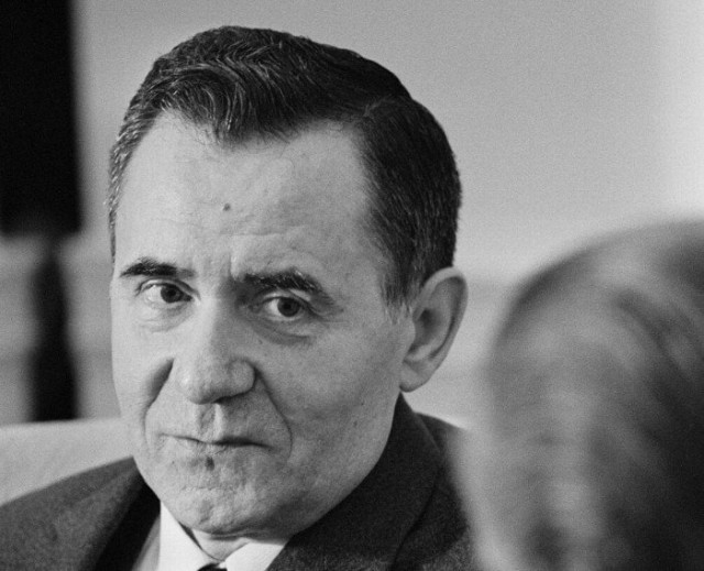 "Свой пацифизм засуньте..."