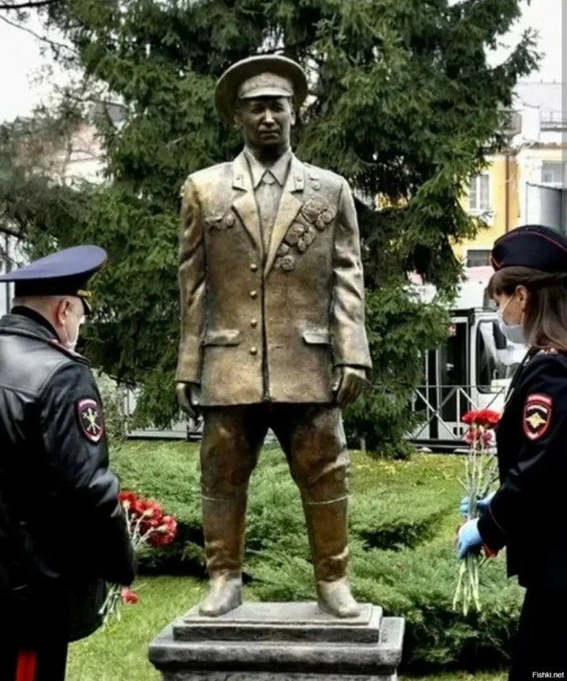 «Стальной парень со стальным характером». В Пермском крае установили памятник лыжнику, которого местные посчитали мужем Алёнки