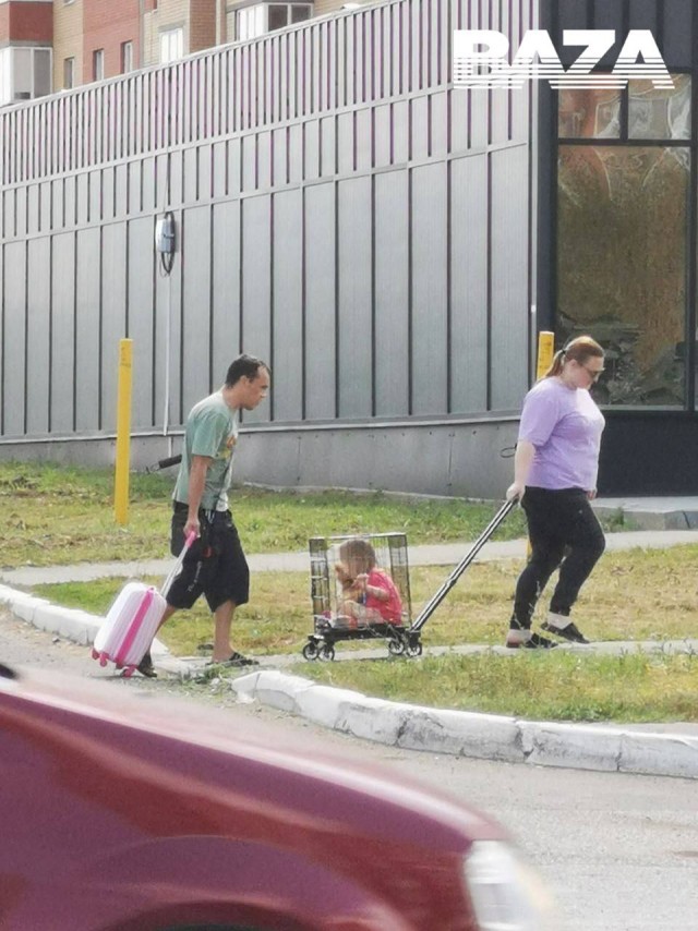 В Оренбурге родители выгуливали ребенка в клетке на колесиках