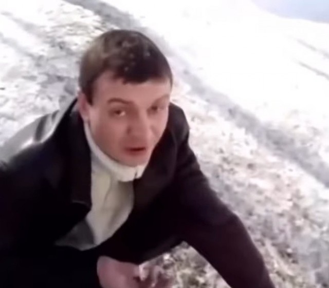 Полицейский застрелил негра, который набросился на него с двумя ножами