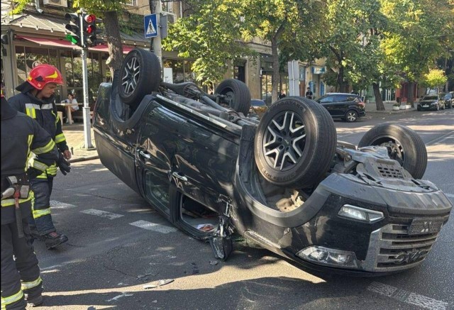 Начальник охраны Петра Порошенко пролетел на красный свет и снёс машину с женщиной внутри.