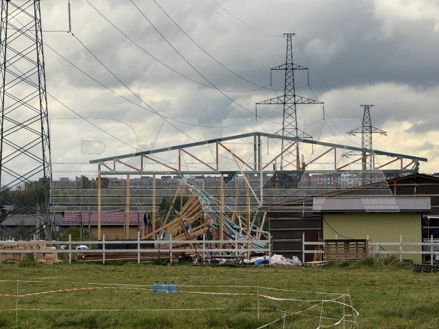 В Новой Москве обрушилась крыша в недавно построенной конюшне.
