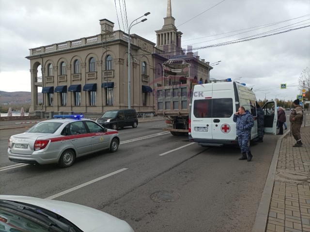 Парень угнал машину скорой помощи и спалился, когда не смог объехать аварию в Красноярске.