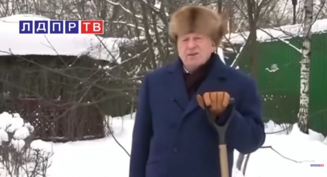 Александр Грыгорыч пертрахивает снех.