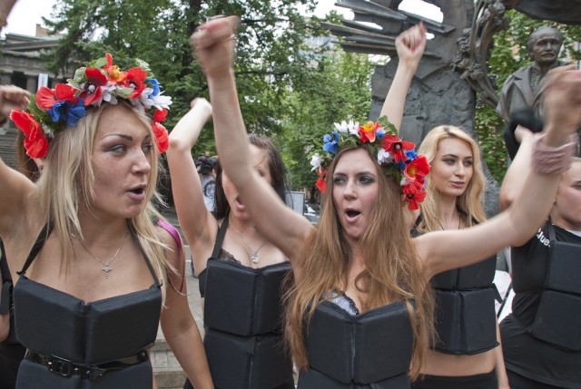 Femen снова чудят: "Я тебе камеру в жопу засуну!"