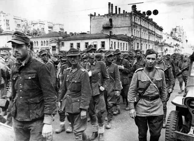 Пленные оккупанты на улицах Киева