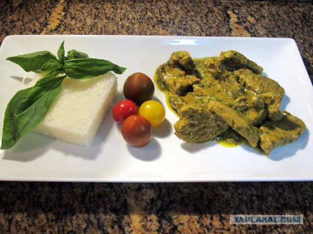 Свинина карри на листьях салата