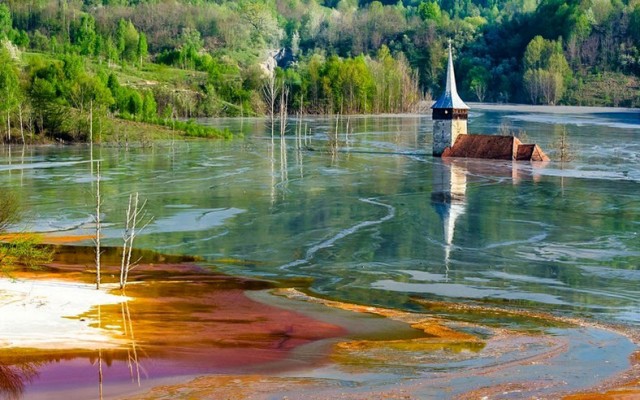 Геамана - румынская деревня-призрак в токсичном озере