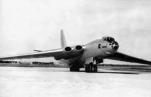 Стратегический реактивный бомбардировщик М-4 «Бизон»-первая серийная машина Мясищева