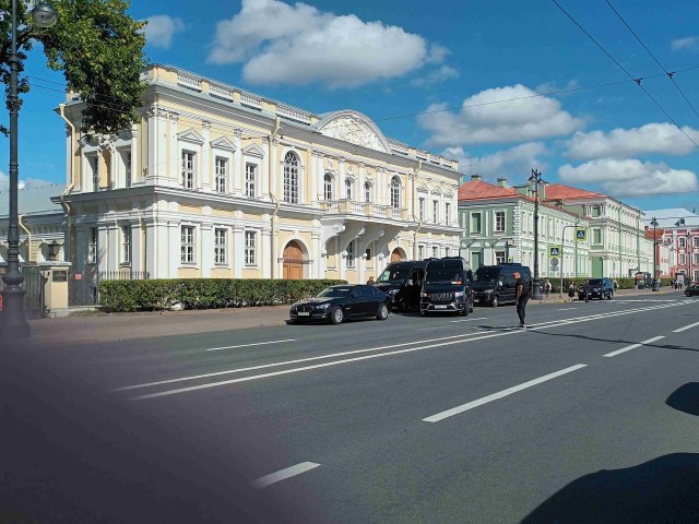 Полиция с ночи выставила кордоны у Серафимовского кладбища в Петербурге