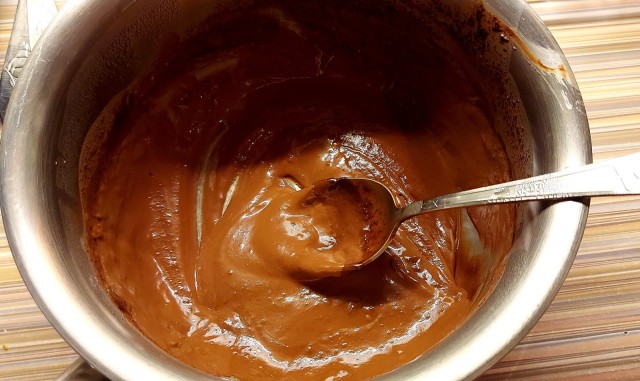 Два бисквитных торта: белый и шоколадный