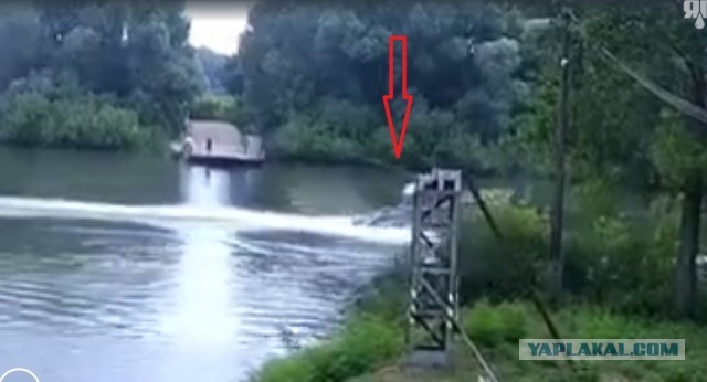 Соединяет берега седой паромщик