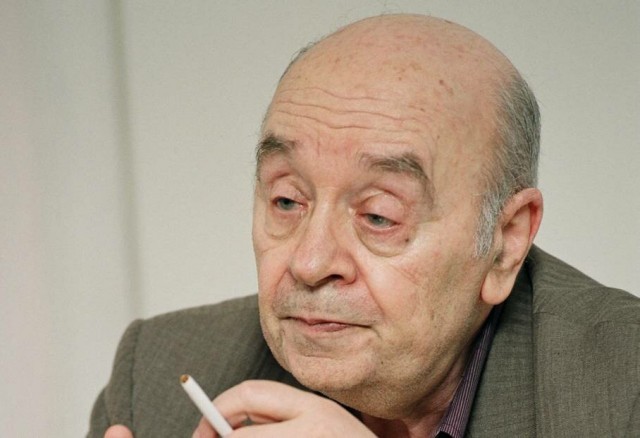 - Наташа! Слышь? Сосисок купи, сметану не забудь и рыбов, рыбов побольше купи!