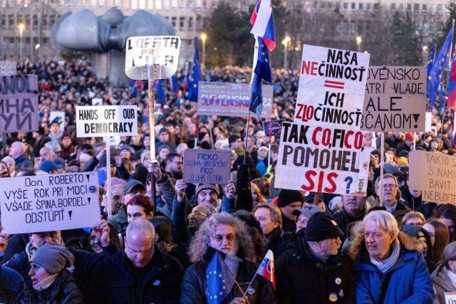 В Словакии прошли протесты с призывом к отставке Фицо