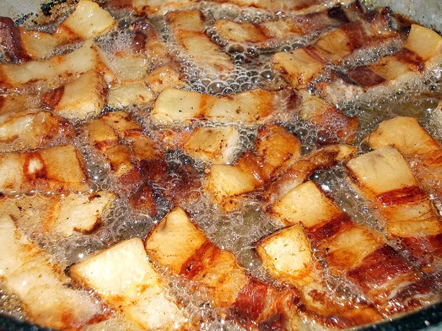 Сало лампово потрескивает на чугунной сковороде, дожидаясь разбитых яиц.