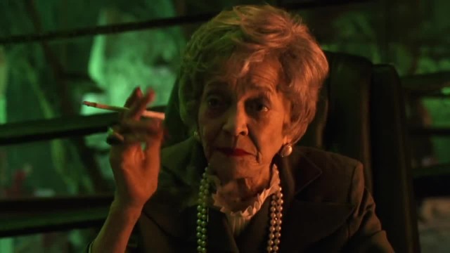 *БАЯН*94-летняя бабуля из Москвы стрельнула сигаретку у медбрата, лежа на каталке реанимобиля