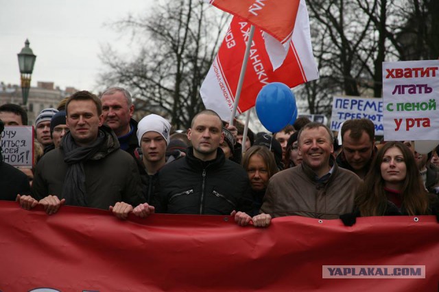 Дальнобойщики продолжают забастовку .