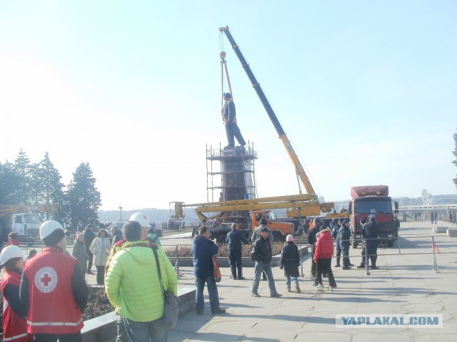 Демонтаж памятника Ленину в Запорожье