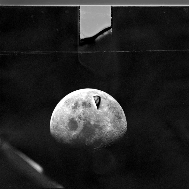 Гигантская "дверь" в Луну видна открытой во время пролета аппарата Apollo 8