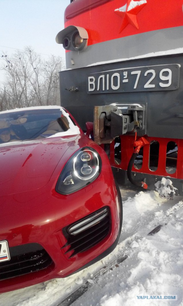 В Тольятти поезд протаранил элитный Porsche Panamera