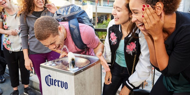 В Лос-Анджелесе на один день установили питьевые фонтанчики с текилой