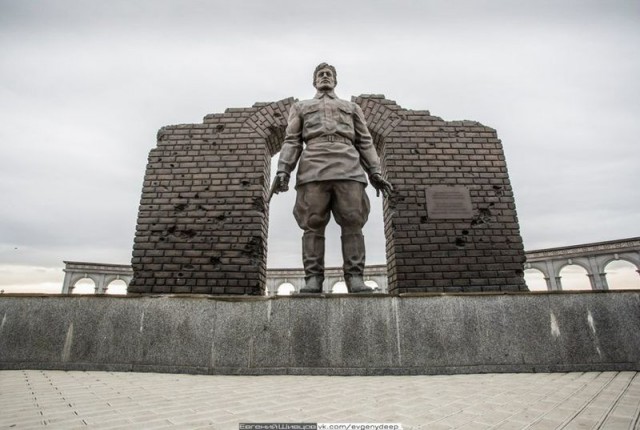 С памятника Калашникову спилили схему немецкой винтовки